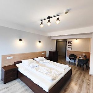 Pokój z łóżkiem king-size